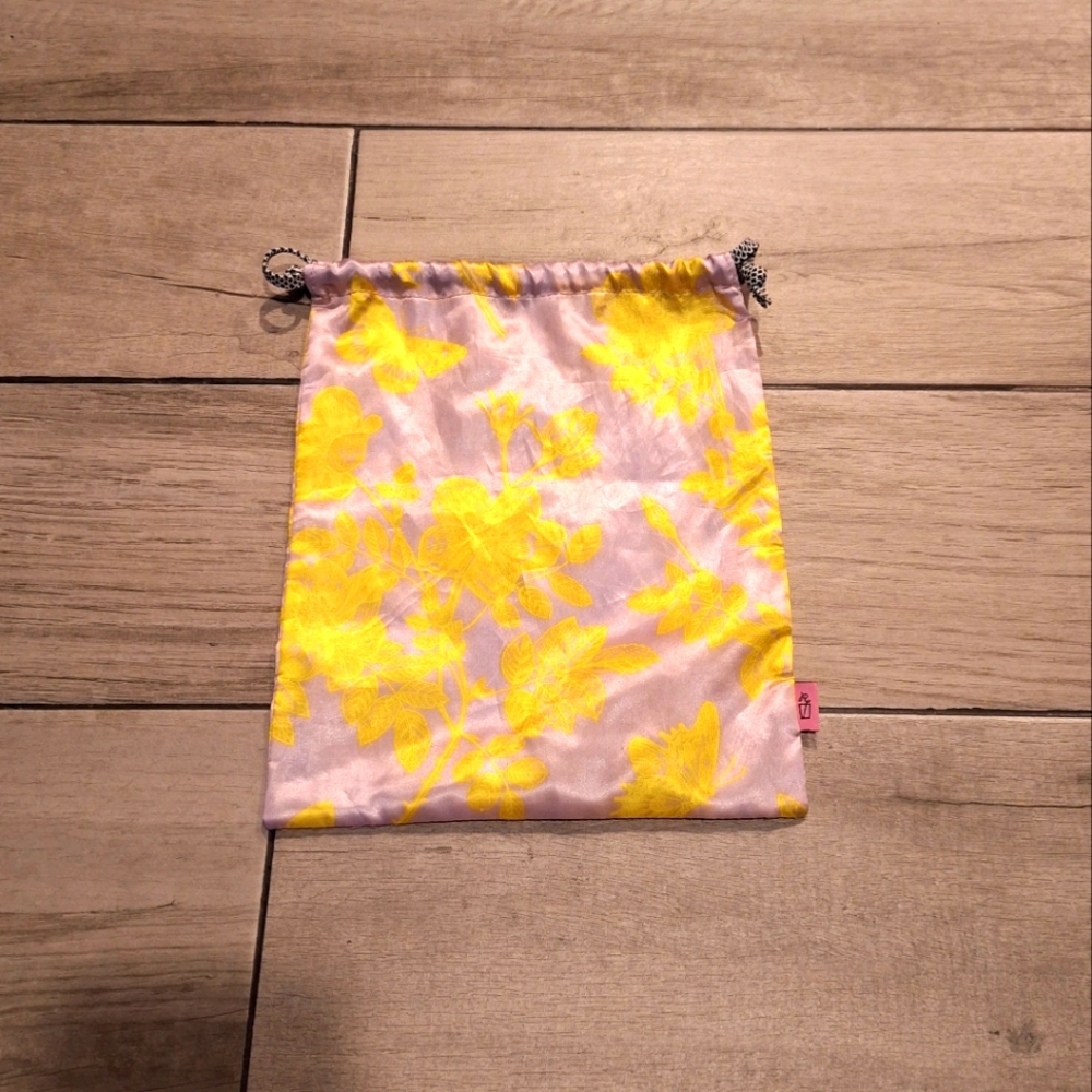 🍁Ipsy flowered drawstring glam bag🦋
